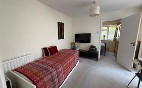 Cosy Apartment With Private Access And Kitchenette In Guildford (Adults Only)